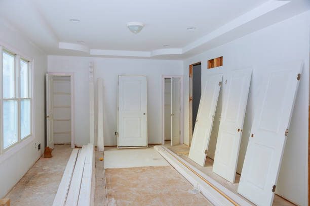 Pereți din gips-carton montați într-un apartament în renovare